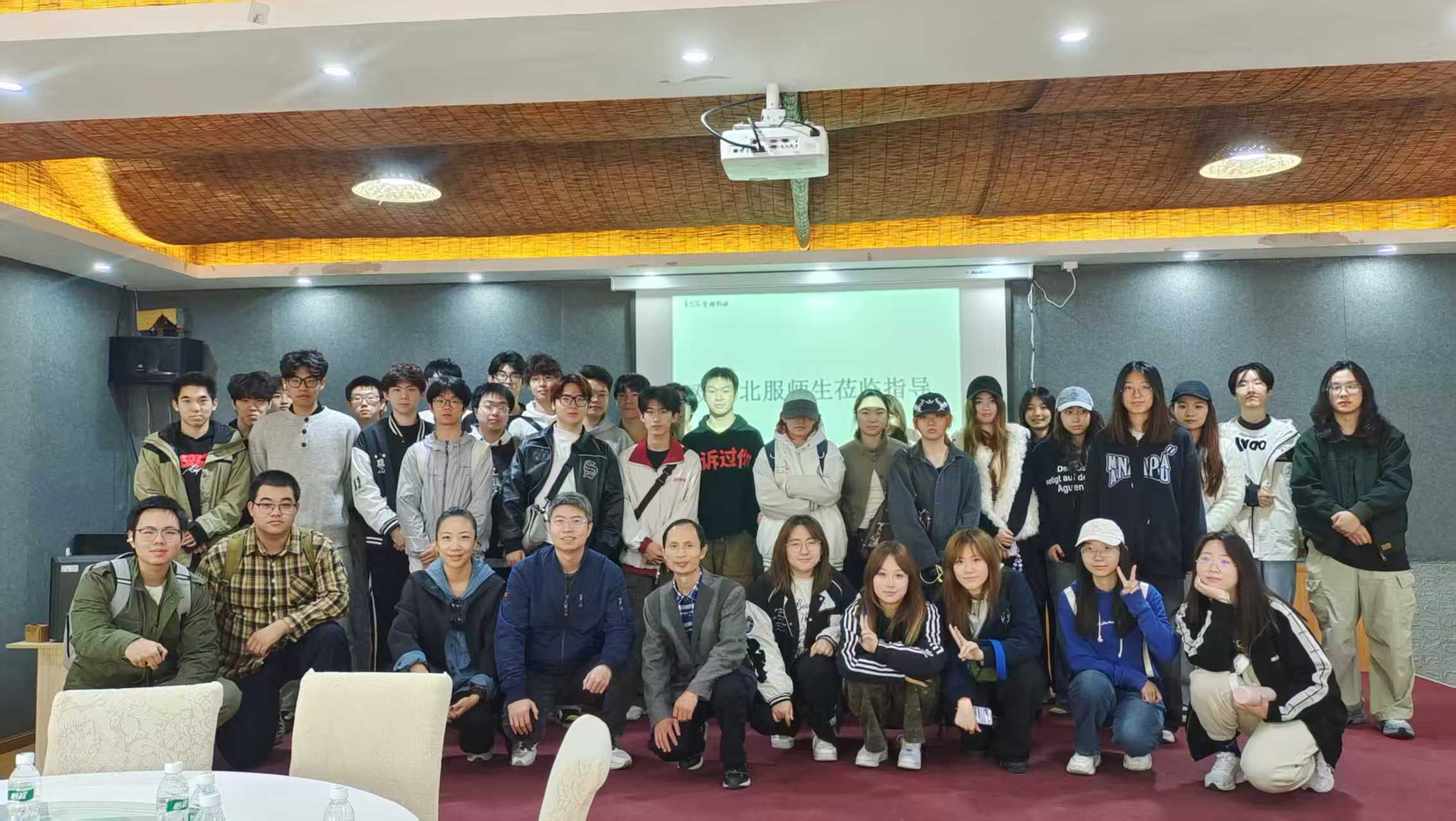 北京服裝學(xué)院22級(jí)工業(yè)設(shè)計(jì)專業(yè)師生前來我司調(diào)研
